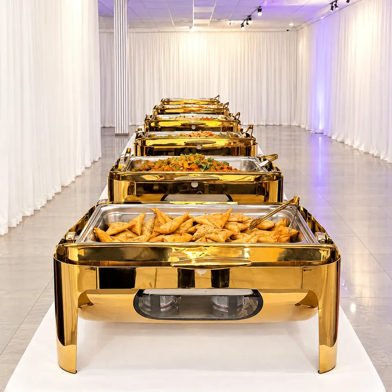 Buffet en chauffe-plats dorés